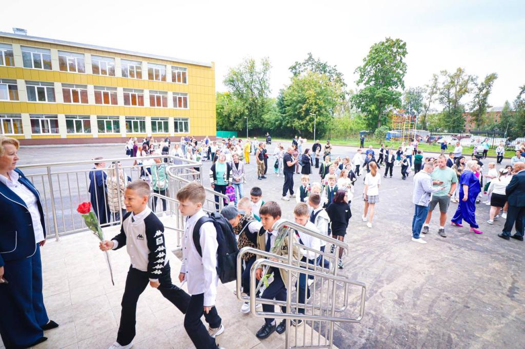 Дети идут в обновленную школу.jpg