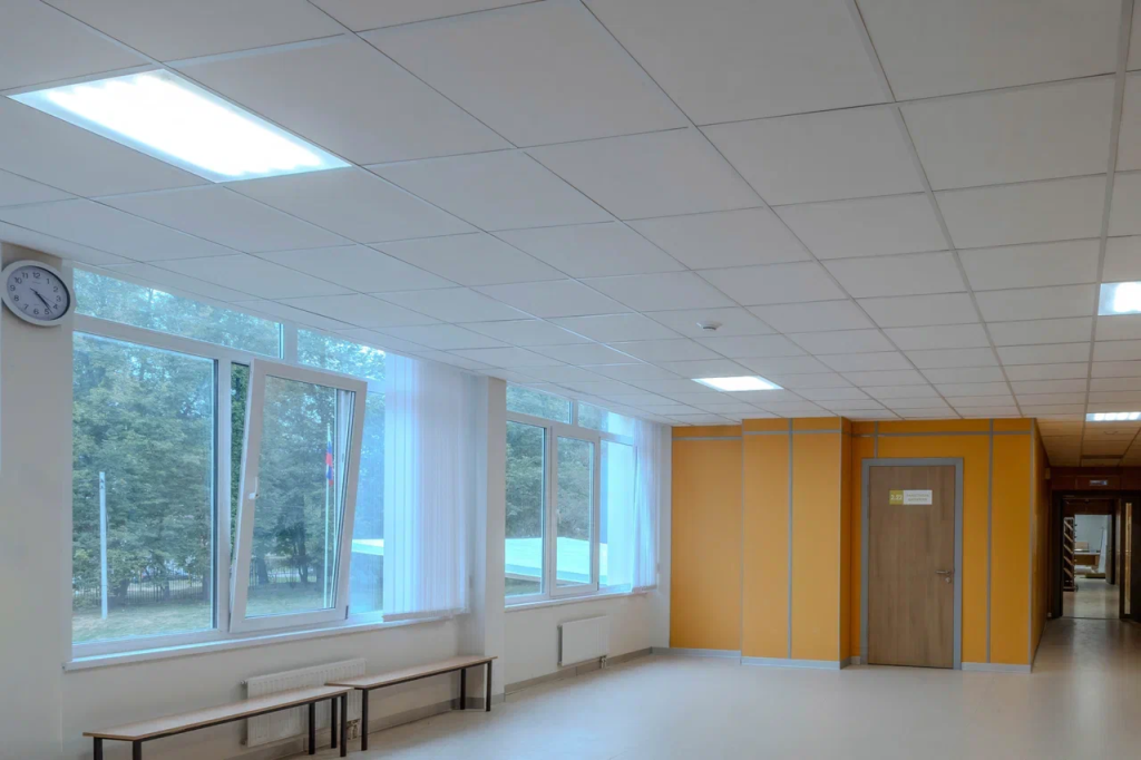 Потолочные светильники в коридорах.png